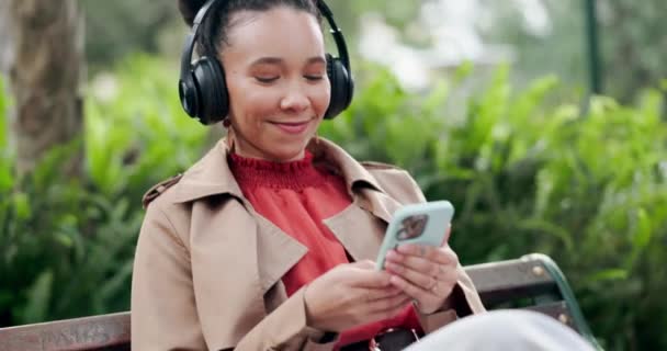 Słuchawki Aplikacja Mobilna Lub Szczęśliwa Kobieta Parku Mediach Społecznościowych Czatu — Wideo stockowe