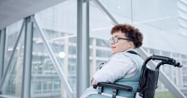 Szczęśliwa Biznesowa Niepełnosprawna Kobieta Wózku Inwalidzkim Biurowcu Przedsiębiorca Uśmiecha Się — Wideo stockowe