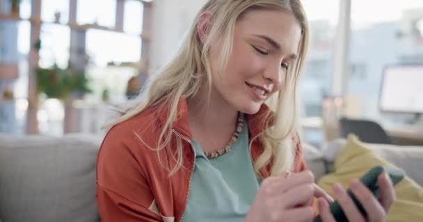 Kvinde Smartphone Rulle Sofaen Hjemmet Læse Meddelelser Sociale Medier App – Stock-video