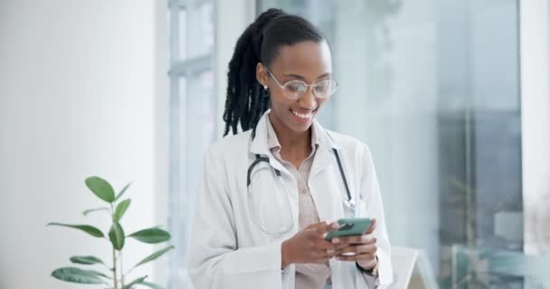 愉快的妇女 电话和医生在医院打字 以便进行在线联系 阅读保健通知或远程保健信息 非洲医务工作者 外科医生或数字网络移动技术应用聊天 — 图库视频影像