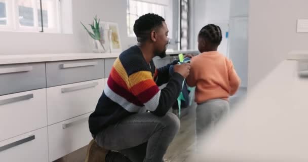 Tas School Vader Helpen Het Kind Ochtend Een Huis Blij — Stockvideo