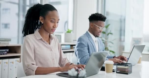 快乐的黑人女性 在办公室的电脑上工作或计划在线报告 电子邮件和网络研究 用于尼日利亚公司信息更新的非洲 顾问和笔记本电脑打字 — 图库视频影像