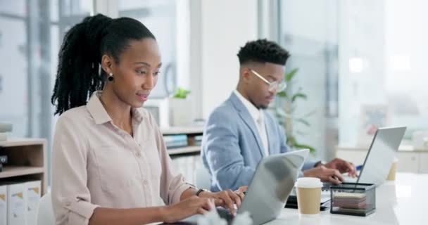 快乐的黑人女性和商业经理在办公室的电脑上或计划在线报告 电子邮件和网络研究 用于尼日利亚公司信息更新的非洲 顾问和笔记本电脑打字 — 图库视频影像