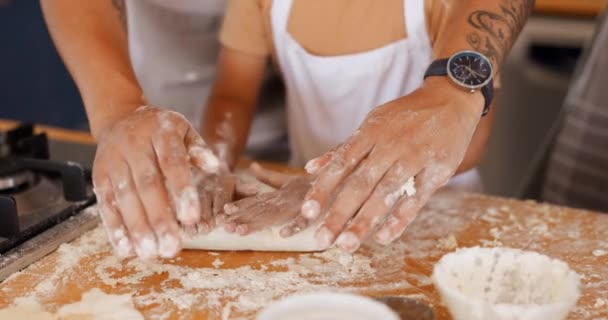 Dłonie Nauka Ojciec Pieczenia Dzieckiem Kuchennym Stole Razem Przygotować Ciasteczka — Wideo stockowe