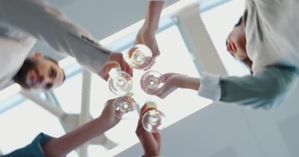 Kutlama Çemberi Şampanya Adamları Takım Çalışması Parti Etkinliği Veya Proje — Stok video