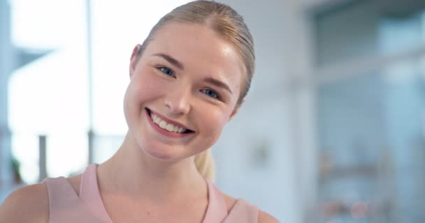 Yüzü Gülümsemesi Parlayan Cildi Mutluluğu Zindeliği Olan Genç Bir Kadının — Stok video