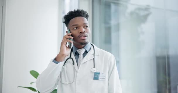 Telefonat Arzt Und Mann Krankenhaus Für Gespräche Expertenberatung Oder Telemedizinischen — Stockvideo