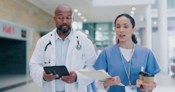 Talar Läkare Och Sjuksköterska Med Tablett Sjukhusets Lobby För Samarbete — Stockvideo