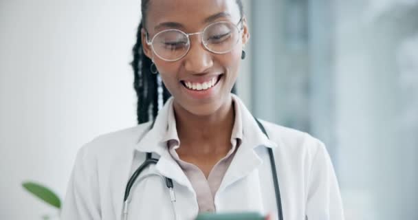 医生和微笑与电话在医院打字 在线联系和阅读保健通知 非洲远程保健医生和移动应用聊天以获得数字网络上的信息 — 图库视频影像