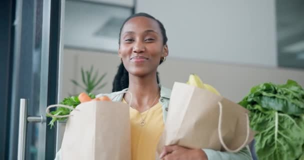 Levensmiddelen Glimlach Gezicht Van Een Zwarte Vrouw Bij Haar Thuis — Stockvideo