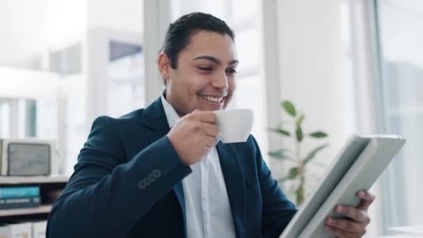 Negócios Tablet Homem Escritório Com Café Sorriso Pesquisa Planejamento Leitura — Vídeo de Stock