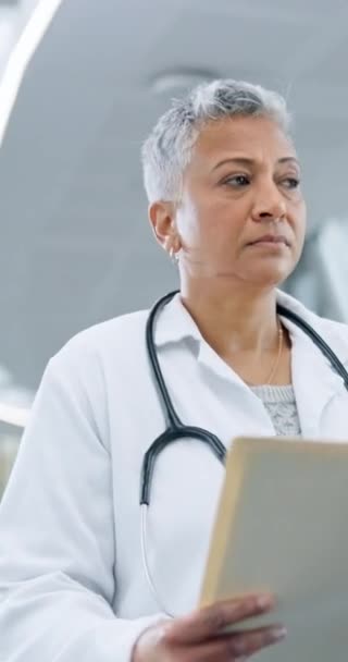 Opieka Zdrowotna Ubezpieczenie Kobieta Lekarz Chodzący Szpitalu Dla Wsparcia Informacji — Wideo stockowe
