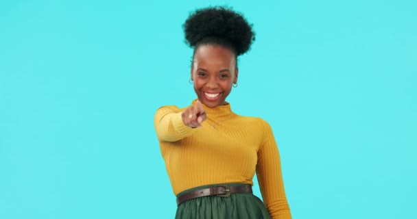 リクルート マーケティングのための青い背景に指摘 電話ハンドと黒人女性 モックアップバックドロップ上のモバイルジェスチャーを持つアフリカの少女のハッピーでコミュニケーションと顔の肖像 — ストック動画