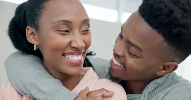 Lachen Knuffelen Een Zwart Stel Een Huis Voor Liefde Praten — Stockvideo