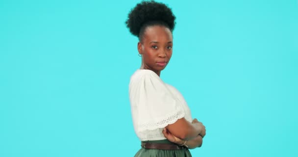 真面目な顔 ビジネス 黒人の女性が腕を交差させ 空間をモックアップし 自信を持った従業員を雇った 青いスタジオの背景にエンパワーメント プロフェッショナルを持つ肖像画 起業家 — ストック動画