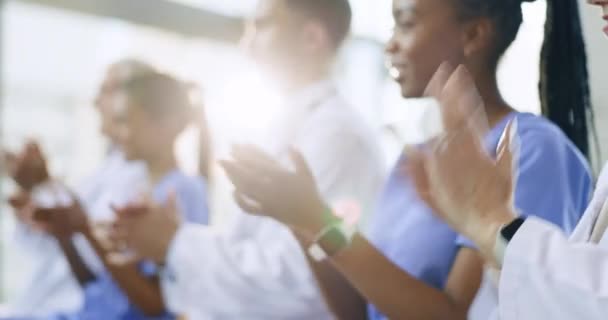 Mutluluk Sunum Veya Doktorların Başarıyı Alkışlaması Iyi Bir Hastane Toplantılarında — Stok video