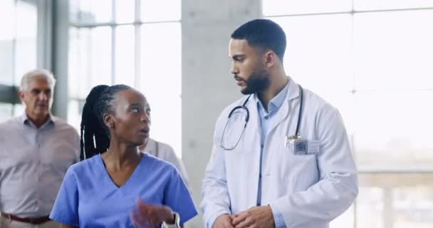 Enfermera Médico Consejo Mientras Camina Hospital Para Análisis Salud Diversidad — Vídeos de Stock