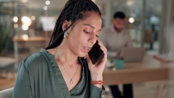 Rozmowa Telefoniczna Rozmowa Kobieta Biznesu Biurze Komunikacja Lub Rozmowa Nocy — Wideo stockowe