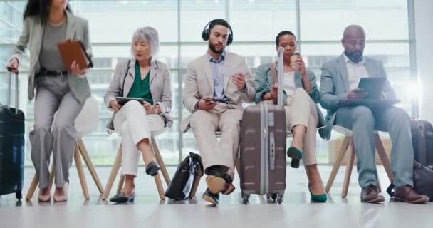 Аеропорт Кімната Очікування Ділові Жінки Відправляються Бронювання Розкладу Польотів Літаків — стокове відео