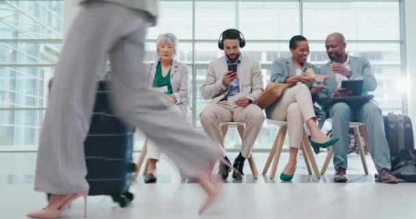 空港待合室 ビジネスの人々は リラックスして ニュースの情報を読み チェックします 飛行機のフライトの議題やノート 輸送旅行のための企業グループ患者の航空機サービス チケット — ストック動画
