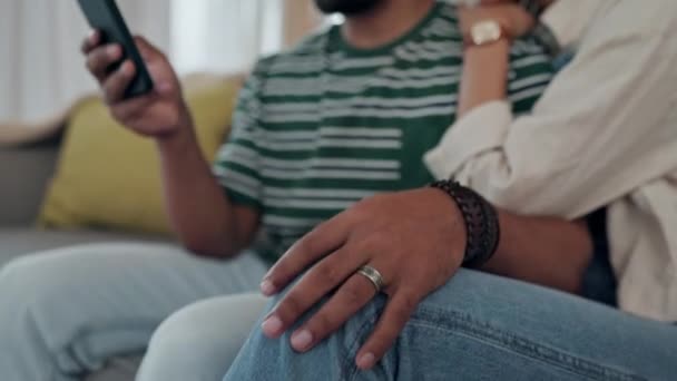 Casal Abraçar Sorrir Sofá Com Telefone Para Postar Nas Redes — Vídeo de Stock