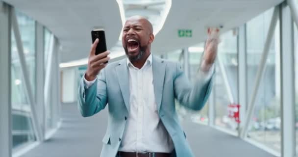 Успіх Переможець Бізнес Чорним Чоловіком Телефоном Сповіщення Дарування Просування Святкування — стокове відео