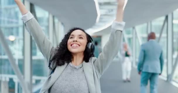 Słuchawki Taniec Lub Businesswoman Biurze Spaceru Dla Uczczenia Sukcesu Celów — Wideo stockowe