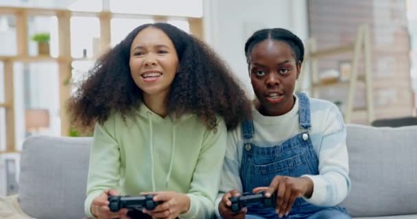 Lezbiyen Kadınlar Kanepede Oyun Kontrol Yarışmaları Komik Kahkahalar Esportlarla Oynamalar — Stok video