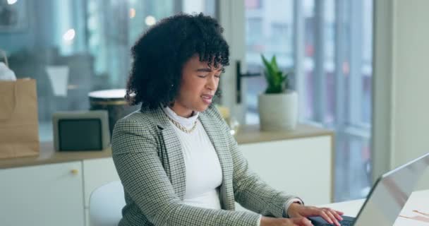 Geschäftsfrau Nackenschmerzen Und Stress Laptop Durch Online Fehler Oder Personalfehler — Stockvideo