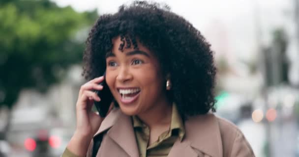市内の女性との電話 良いニュース 通勤中にゴシップを聞く 都会の街で会話する幸せな若者とのモバイル コミュニケーション — ストック動画