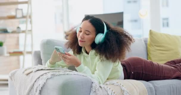 Musik Telepon Sofa Dan Wanita Yang Bahagia Santai Mendengarkan Dan — Stok Video