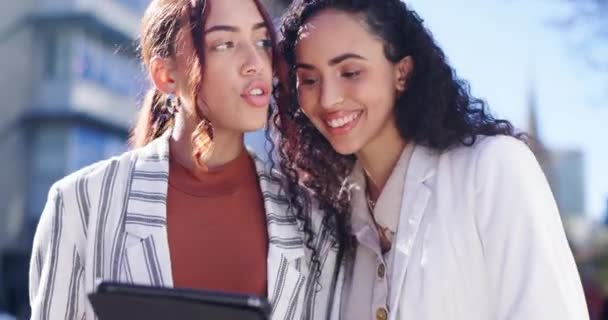 Miasto Tablet Dziewczyna Przyjaźni Się Mediami Społecznościowymi Rozmowami Ludźmi Biznesu — Wideo stockowe