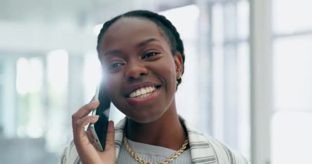 快乐的黑人女人 打电话和谈话在办公室交流 在工作场所讨论手机业务时激动的非洲女性的脸 — 图库视频影像