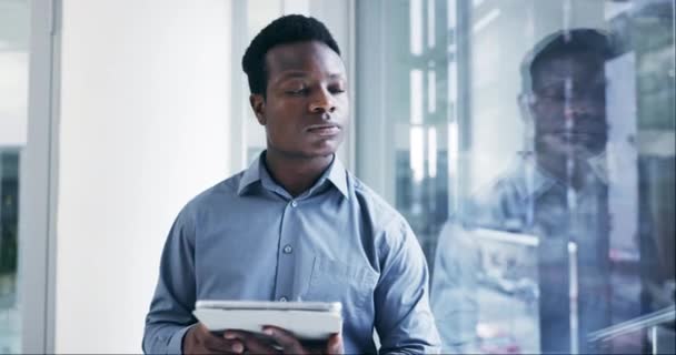 黑人男子 平板电脑和思考 商业理念和未来与数字时间表计划和任务在工作场所 记忆和数据分析 研究以及深入和在线的评论 — 图库视频影像
