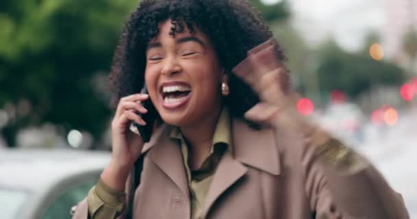 Телефонний Дзвінок Хороші Новини Жінкою Місті Слухаючи Плітки Під Час — стокове відео