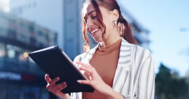 Bisnis Wanita Bahagia Dan Mengerjakan Tablet Kota Untuk Data Perencanaan — Stok Video