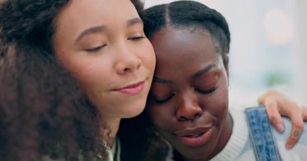 Traurige Lesbische Frauen Umarmung Und Unterstützung Hause Mit Freundlichkeit Fürsorge — Stockvideo