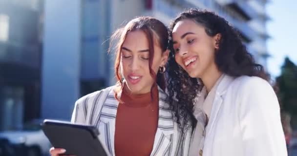 Πόλη Tablet Και Φίλες Χαμογελούν Μέσα Κοινωνικής Δικτύωσης Συνομιλία Και — Αρχείο Βίντεο