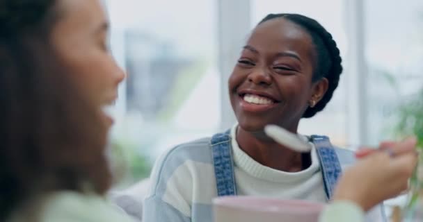 黑人妇女 早上与室友 朋友一起谈论和吃早餐 或谈论酸奶 营养或食物 女人和朋友在家里谈天 例行公事或谈情说爱 — 图库视频影像