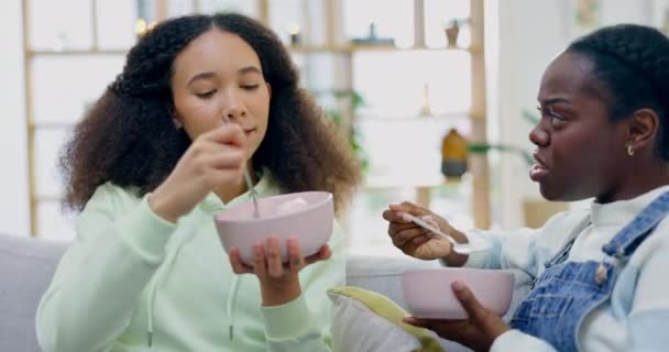 Afrikanska Kvinnor Prata Och Äta Frukost Morgonen Med Rumskamrat Vänner — Stockvideo