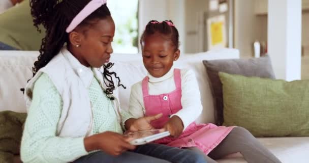 Filles Enfants Sur Canapé Battant Avec Tablette Intimidation Avec Des — Video