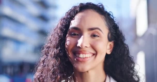 Πρόσωπο Χαμόγελο Και Χαρούμενος Μια Γυναίκα Στην Πόλη Κατά Διάρκεια — Αρχείο Βίντεο
