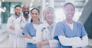 Tıp hastanesinde kendine güvenen bir grup sağlık çalışanının çapraz kolları, gururu ve yüzü. Mutluluk, çeşitlilik ve profesyonel doktorların portresi sağlık kliniği koridorunda.