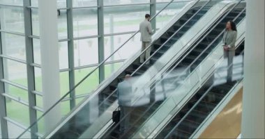 Yürüyen merdiven, ofis ve iş adamları, seyahat ve varış kurumsal kariyer, iş ya da iş için. Profesyonel, modern işyeri ve lobi, havaalanı ve terminal için elektrikli merdivenlerdeki işçiler.