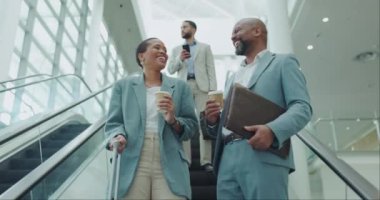 İş adamları, havaalanında yürüyen merdivenle konuşmak ve seyahat etmek ya da terminal, lobi ya da profesyonel çalışanlar arasında kahve molası vermek. Girişimci, siyah kadın ve erkek iş birliği veya iş hakkında konuşuyor.
