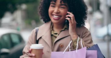 Telefon görüşmesi, alışveriş çantası ve şehirde iletişim, ağ ve perakende için iş kadını. Bağlantı, cep telefonu ve butik alımı için sokakta konuşan kişi ile teknoloji, iletişim ve mağaza.