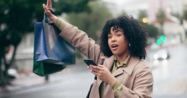 Hayal kırıklığına uğramış, taksi ve alışveriş çantalı bir kadın internet seyahat servisini arızalı bir mobil uygulama üzerinden durduruyor. El sallama, hata ve öfkeli insan teması ya da şehir dışına seyahat isteği.