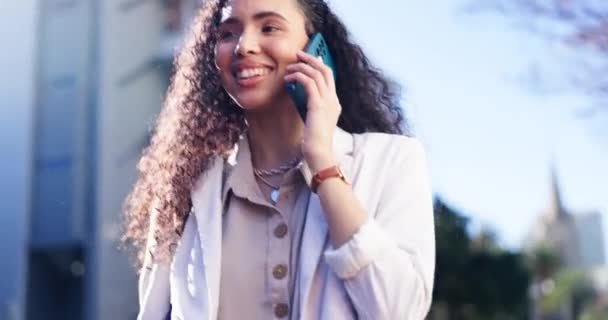 Mujer Feliz Llamada Telefónica Caminar Ciudad Para Comunicación Conversación Redes — Vídeo de stock
