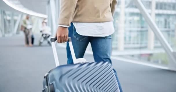 步行和手提箱在机场旅行 度假或在航空公司大堂度假 在航站楼 移民旅行或国际飞机旅行中的行李 人和人的后方 — 图库视频影像