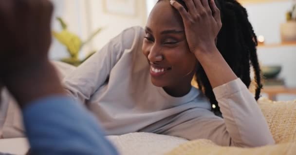 黒人のカップルは デート 愛のためにベッドで一緒に ハッピー ハウス アフリカの男女 信頼とコミュニケーションのために寝室で会話中に手を握る — ストック動画